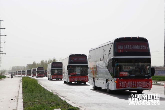 行進中的車隊，浩浩蕩蕩，蔚為壯觀.jpg